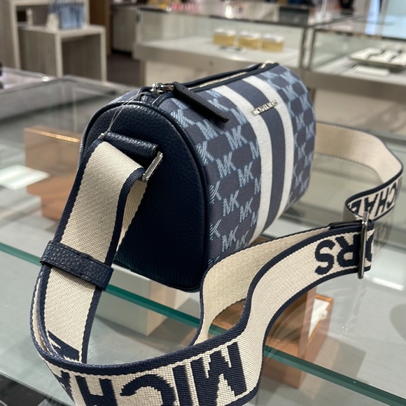 Michael Kors Men’s Women’s Cooper mini duffle xbody NWT
Navy Multi
NWT - Picture 4 of 16